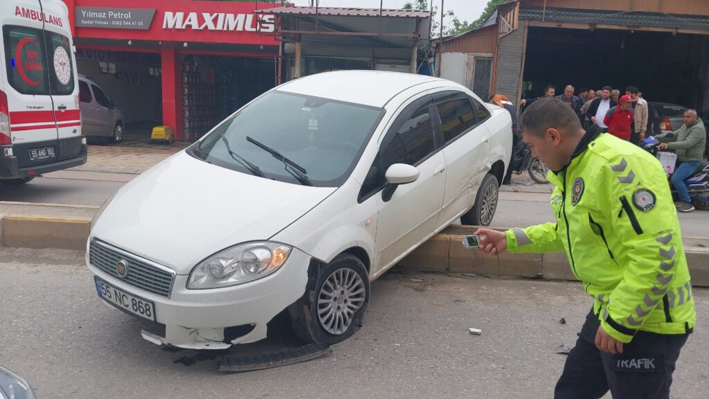 Bafra Hafif ticari araçla otomobil kaza yaptı 1 yaralı