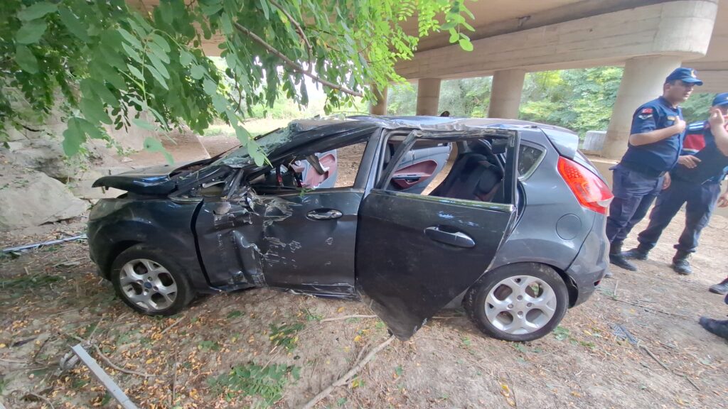 Bafra'da otomobil dere yatağına devrildi, 4 kişi yaralandı 