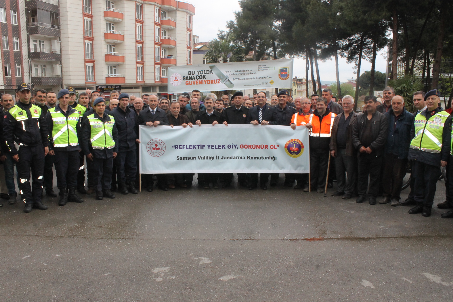 Bafra'da motosiklet sürücülerine yelek dağıtıldı