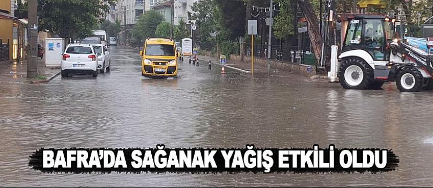 Bafra'da sağanak yağış etkisini gösterdi