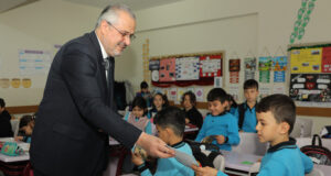 Başkan Kılıç’tan öğrencilere kitap hediyesi