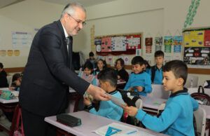 Başkan Kılıç’tan öğrencilere kitap hediyesi