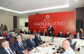 BAŞKAN KILIÇ, GAZİLERLE KAHVALTI PROGRAMINDA BULUŞTU