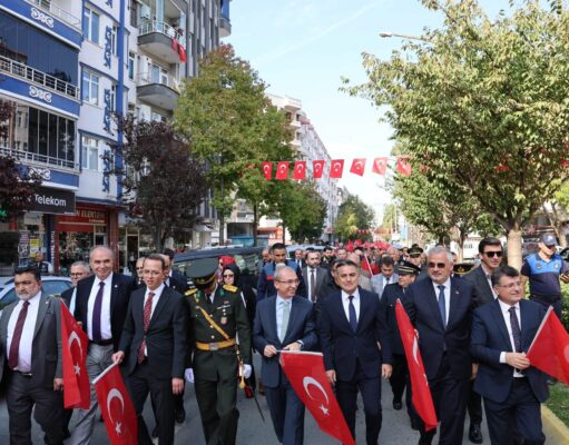 BAFRA’DA CUMHURİYET COŞKUSU! BAYRAKLARLA YÜRÜDÜLER